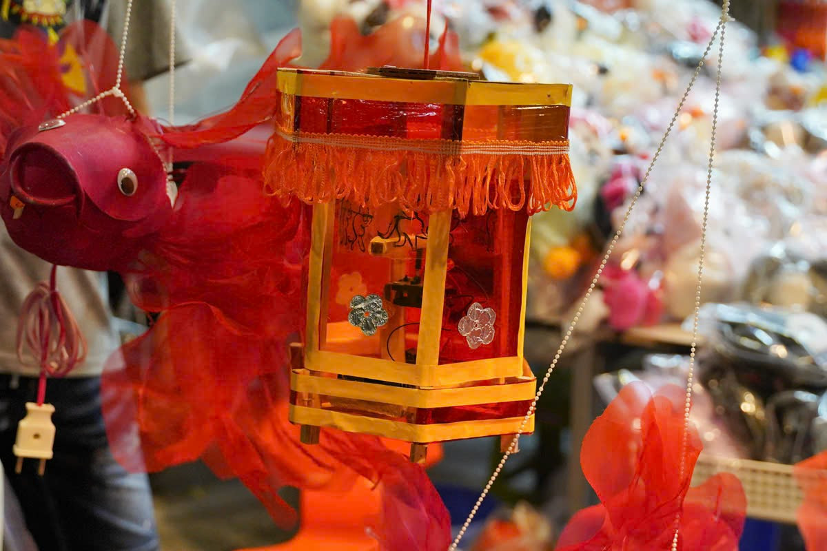 Nhiều món đồ chơi truyền thống bắt mắt với kích thước nhỏ được bày bán nhiều tại các cửa hàng.