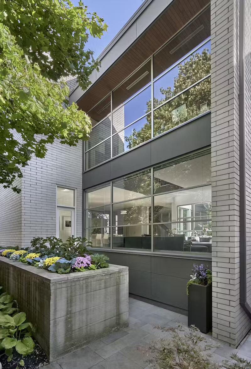 Phần móng của khu vực sân trong được xây bằng gạch đá đồng bộ với mặt ngoài của căn nhà, trong khi mặt bàn bếp bằng đá vôi giúp hoàn thiện tổng thể bằng nét đẹp mộc mạc