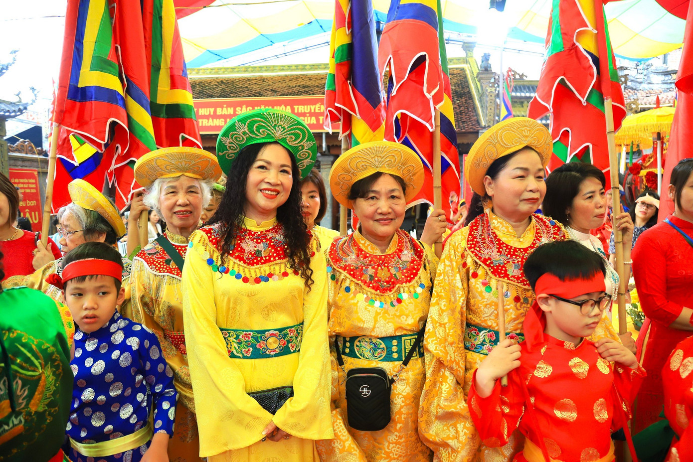 Hội làng cũng là dịp để người dân tưởng nhớ và tri ân công đức của các bậc Thánh Thần, Thành hoàng Làng và các bậc tiền nhân tiên tổ. Giáo dục truyền thống, đạo lý “Uống nước nhớ nguồn”, thể hiện lòng yêu quê hương, đất nước, niềm tự hào dân tộc, nâng cao nhận thức, trách nhiệm trong công tác bảo tồn, phát huy giá trị di sản văn hóa gắn với phát triển du lịch, góp phần xây dựng quê gốm Bát Tràng ngày càng giàu đẹp văn minh.