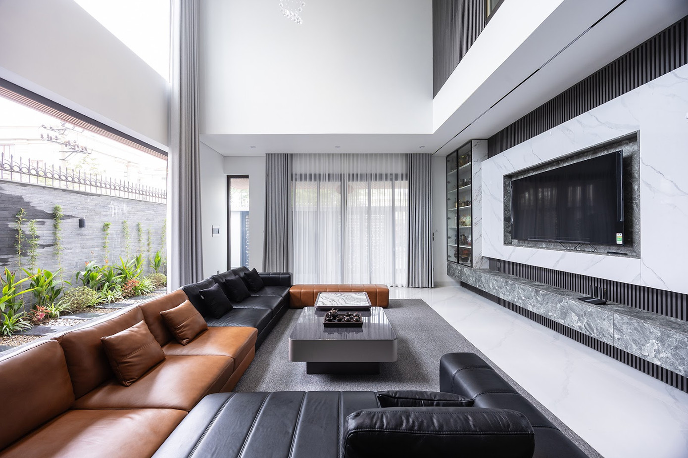 Không gian nội thất được thiết kế hiện đại và có phần trẻ trung hơn theo yêu cầu của gia chủ.