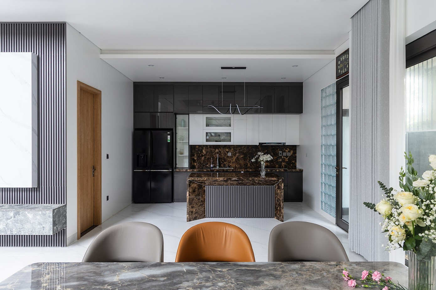 Khu vực bếp được thiết kế ở tầng 1 với quầy bar nhỏ và hệ tủ bát treo hiện đại.