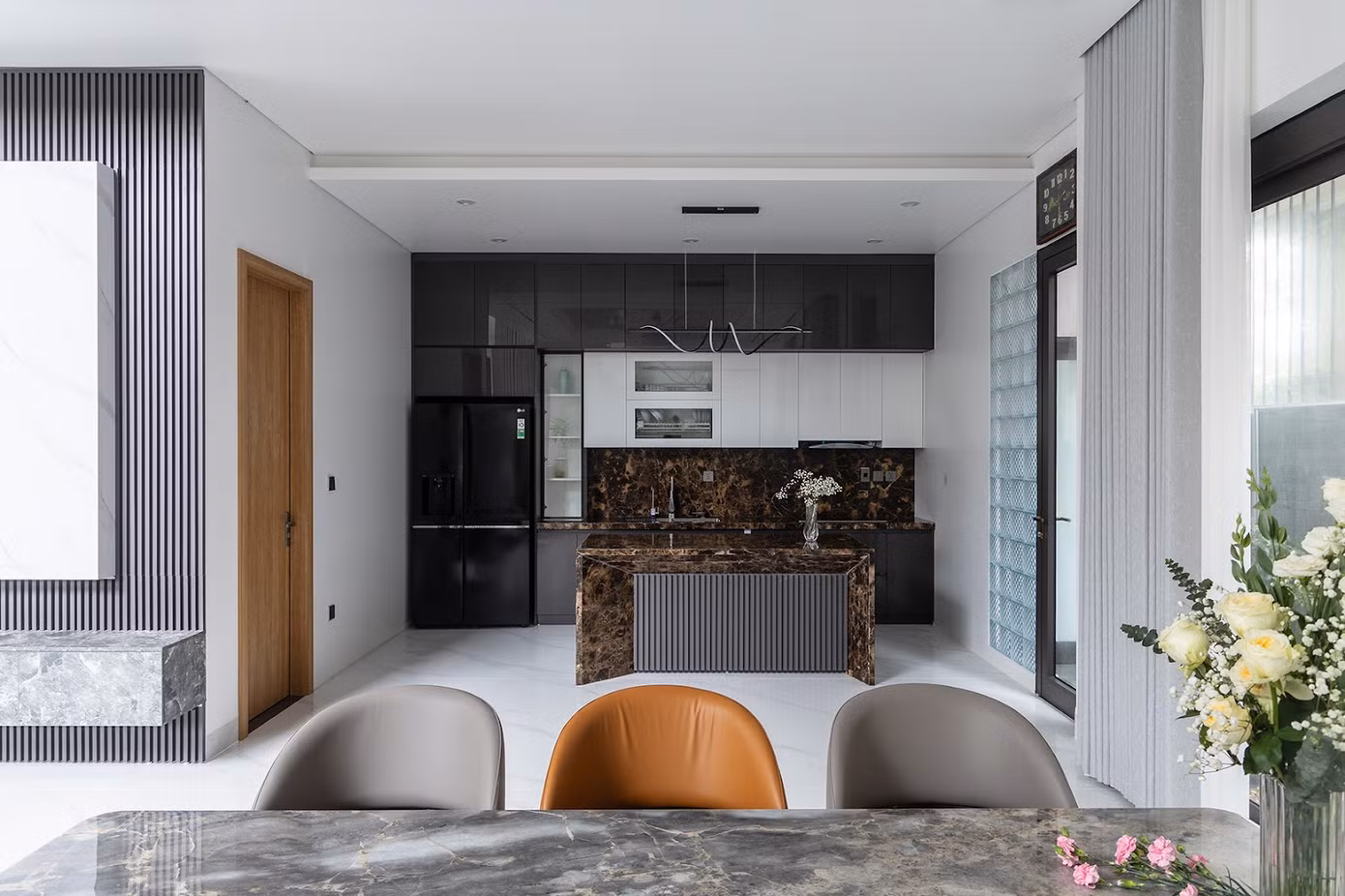 Khu vực bếp được thiết kế ở tầng 1 với quầy bar nhỏ và hệ tủ bát treo hiện đại.