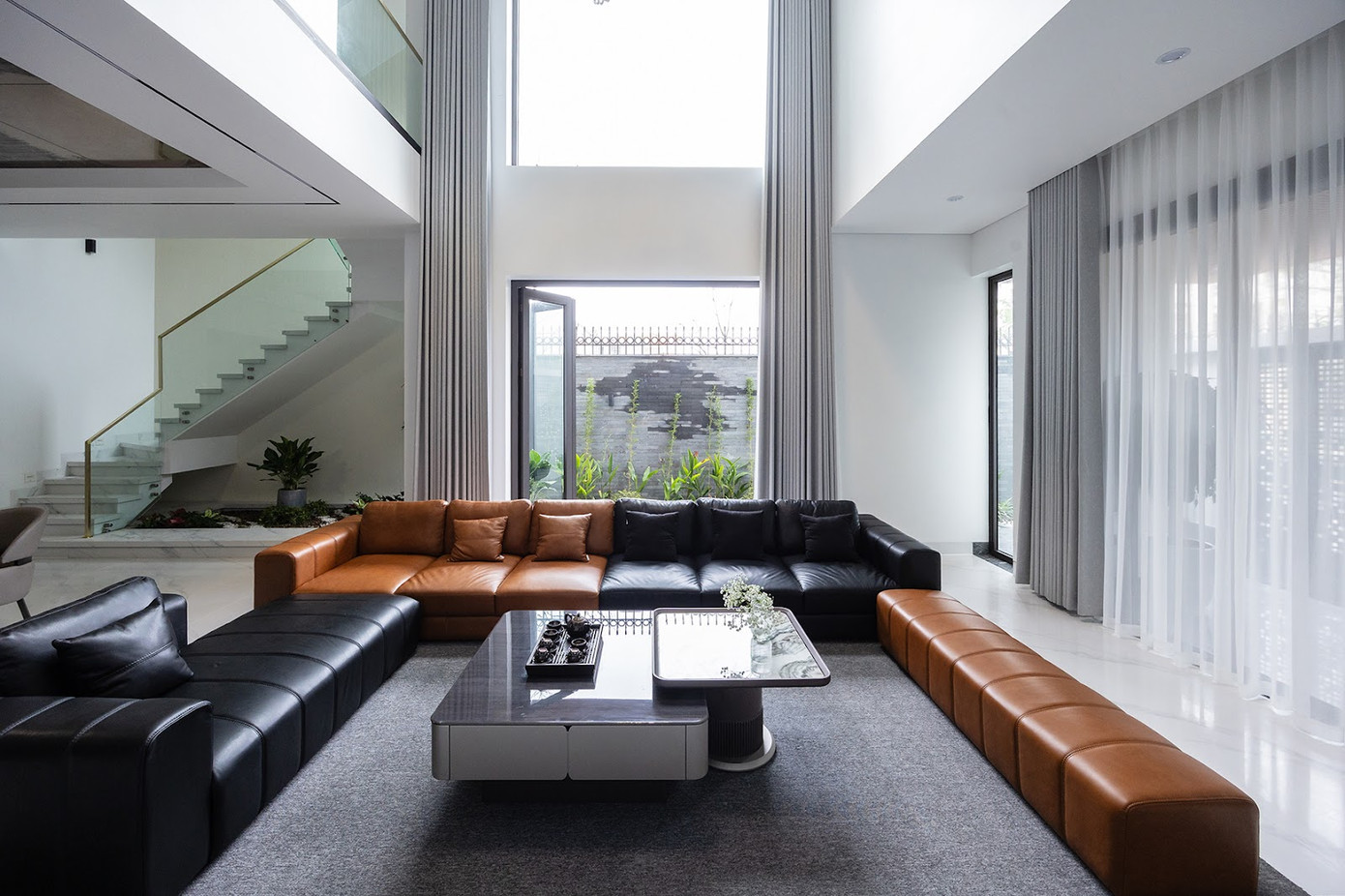 Không gian nội thất được thiết kế hiện đại và có phần trẻ trung hơn theo yêu cầu của gia chủ.