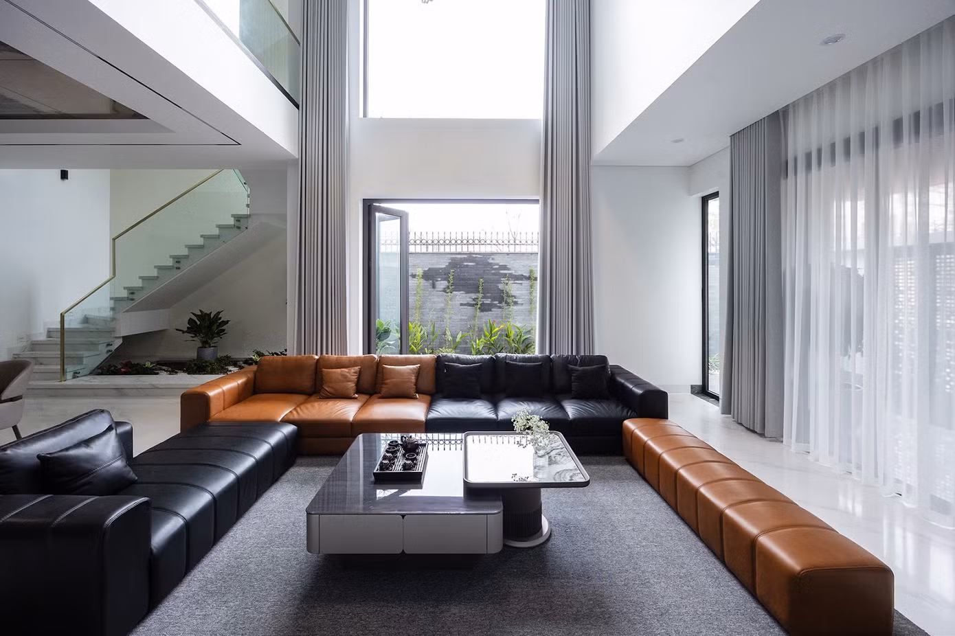 Không gian nội thất được thiết kế hiện đại và có phần trẻ trung hơn theo yêu cầu của gia chủ.