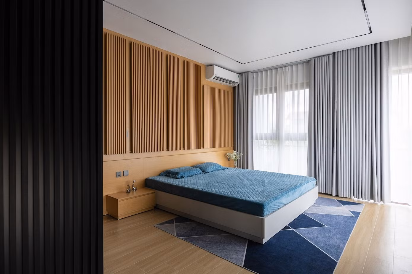 Các phòng ngủ được bố trí xung quanh khoảng thông tầng nhưng vẫn đảm bảo sự riêng tư bằng cách hướng tầm nhìn ra bên ngoài.