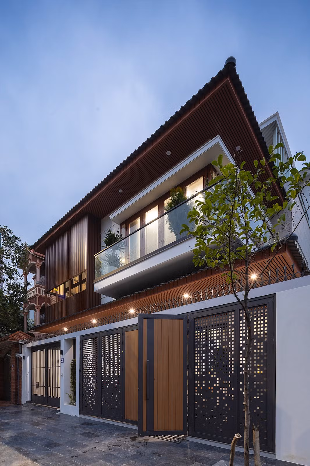 Ngôi nhà có điểm nhấn độc đáo ở ngoại thất nằm ở việc bố trí các khối nhà trên tổng thể. Khối nhà hai tầng phát triển theo chiều ngang ở mặt tiền, kết hợp với khối ba tầng trải dần về sau với hàng ngói dài phát triển theo chiều ngang của khu đất, giúp công trình có cảm giác rộng rãi.