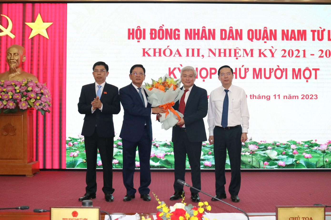 Lãnh đạo quận Nam Từ Liêm tặng hoa chúc mừng ông Mai Trọng Thái trúng cử Chủ tịch UBND quận.