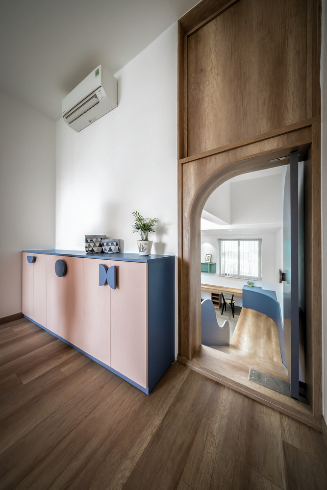 Khu vực dành cho trẻ em - nơi nghỉ ngơi, học tập và vui chơi - được liên kết với nhau bằng cầu thang và điểm nhấn đặc biệt là một chiếc cầu trượt dẫn từ phòng ngủ xuống, mang lại niềm vui cho con trẻ mỗi ngày.