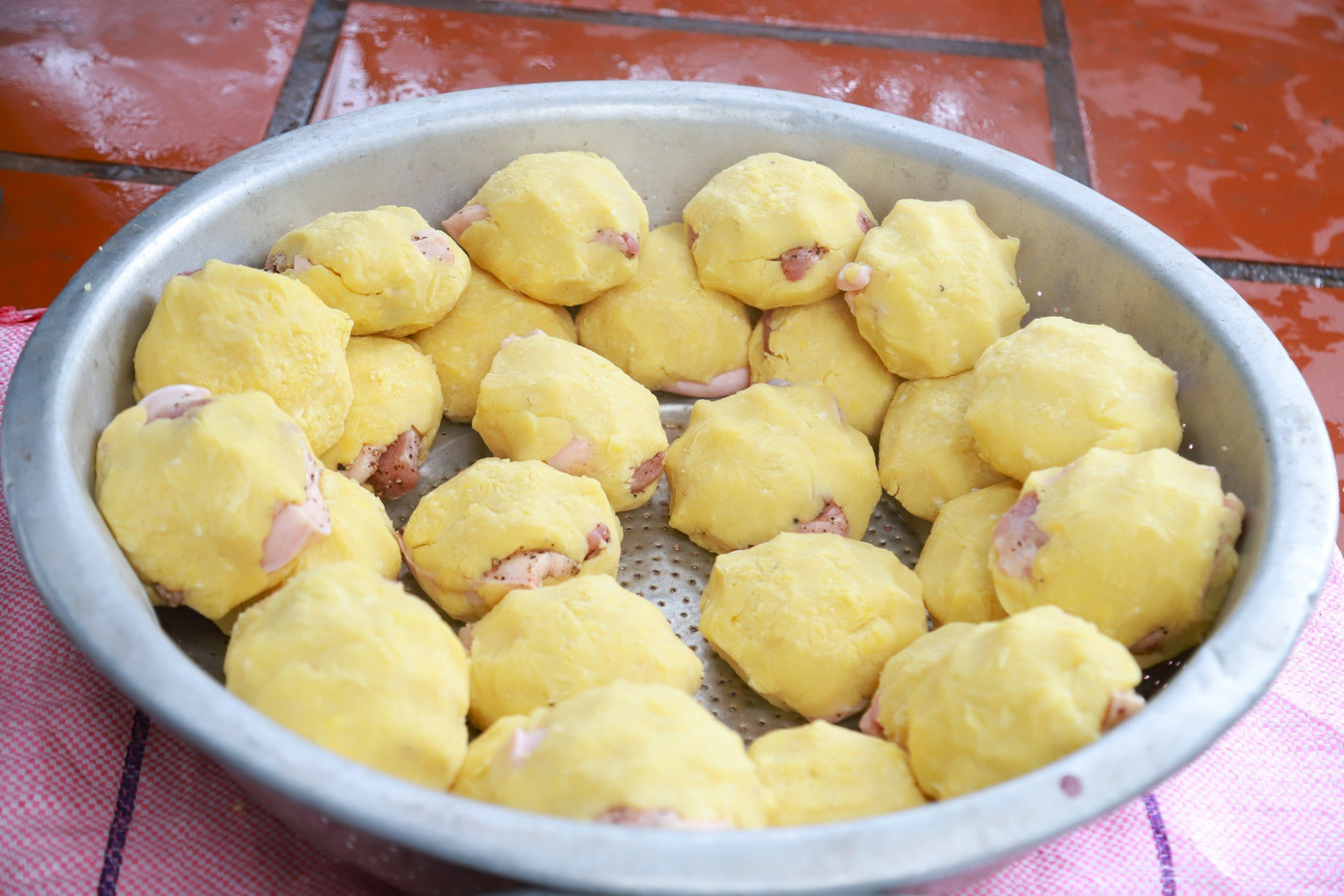 Nhân của chiếc bánh chưng Tranh Khúc được nắm tròn với lớp đậu bao quanh thịt. Tuy nhiên, không lấy đậu bọc kín thịt mà luôn để hở, khi luộc bánh mỡ chảy ra thấm vào lớp vỏ gạo.