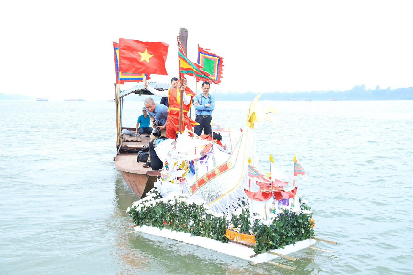 Nghi thức thả thuyền trong lễ rước nước được thực hiện giữa sông Hồng.