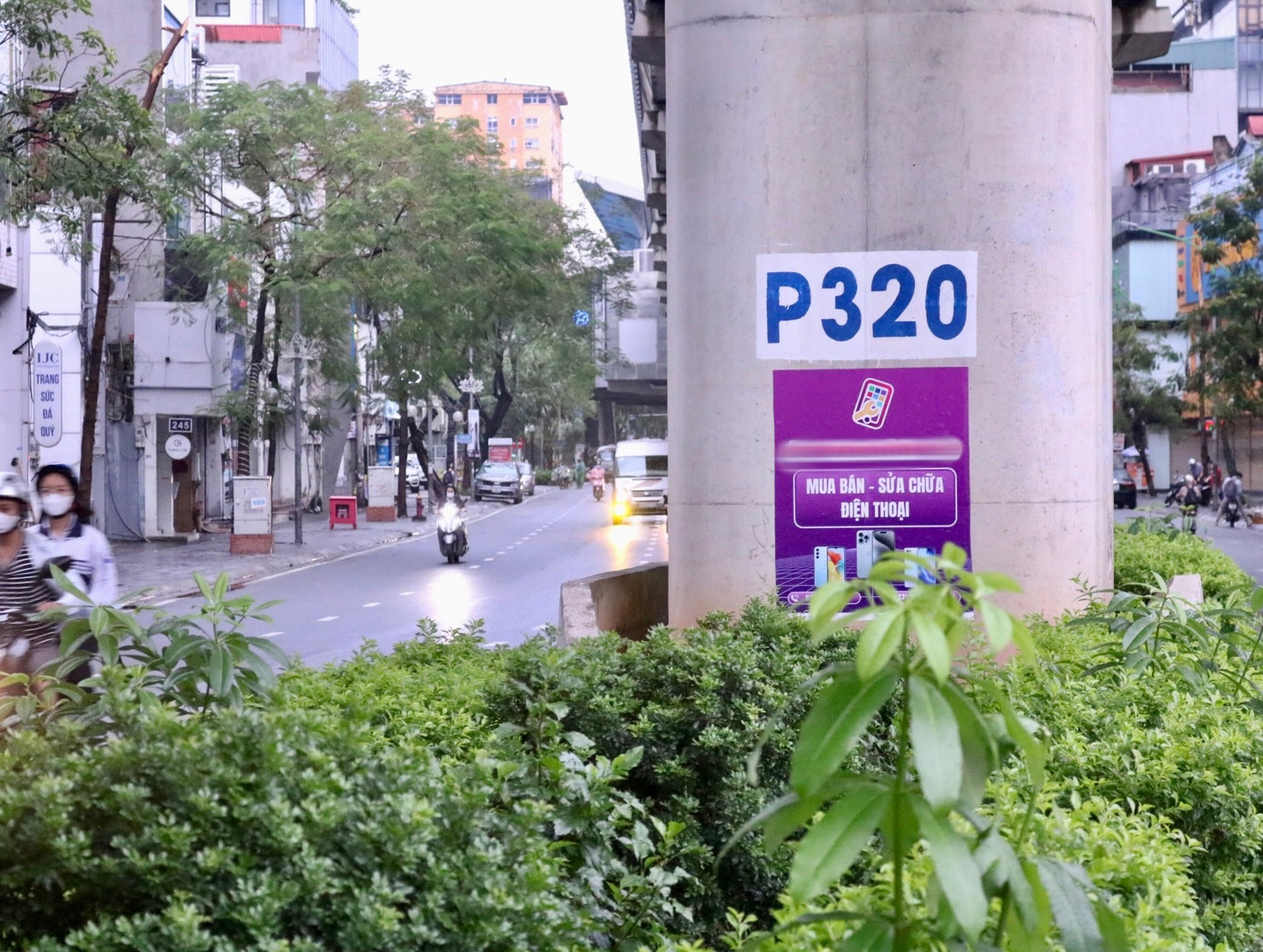 Những biển quảng cáo này được dán 2 mặt của trụ cầu dọc theo tuyến đường Cầu Giấy.