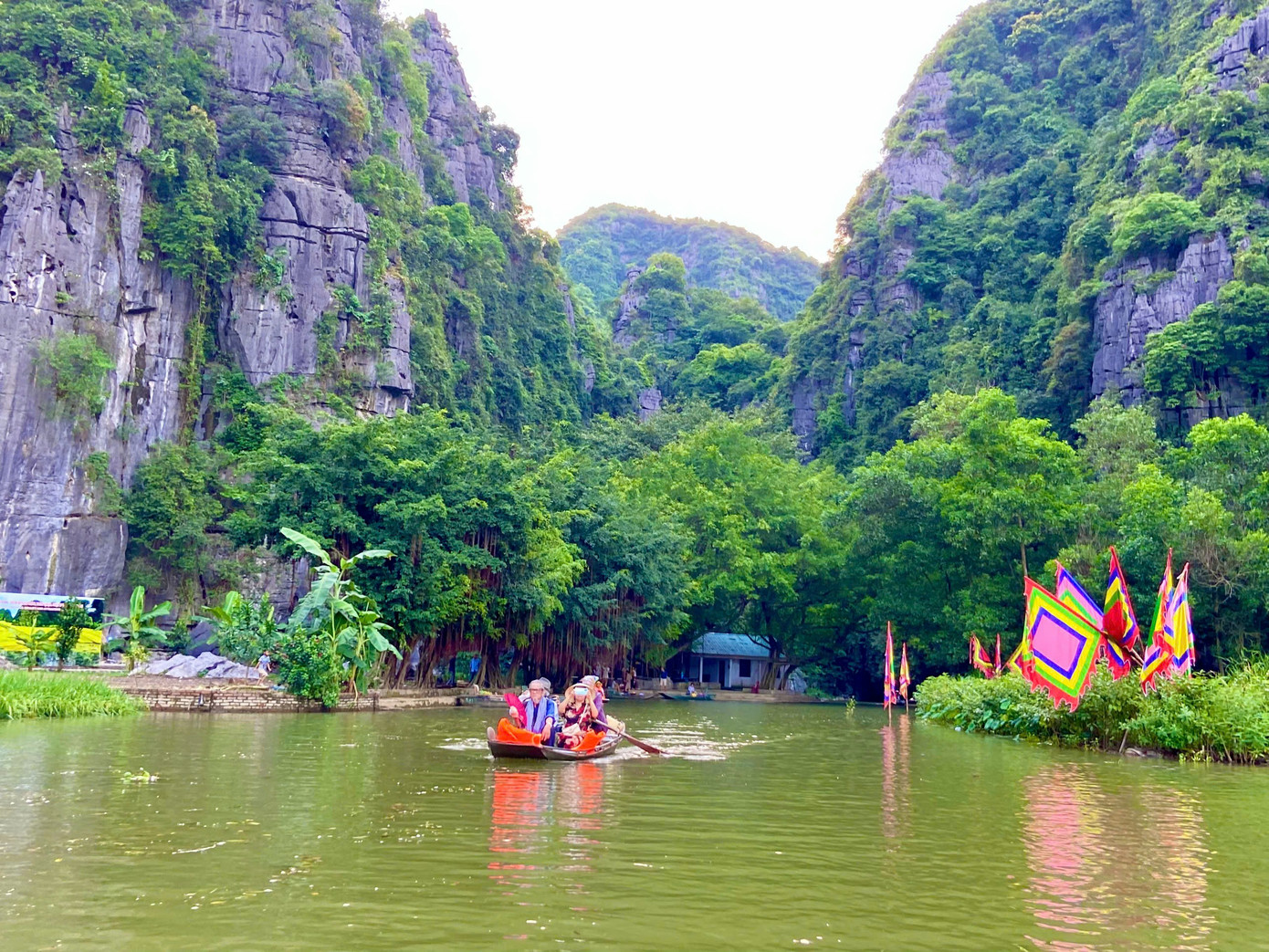 Du thuyền trên dòng sông Ngô Đồng được coi là cách trải nghiệm tuyệt vời nhất khi du khách đến đây để khám phá vẻ đẹp thiên nhiên của Tam Cốc.