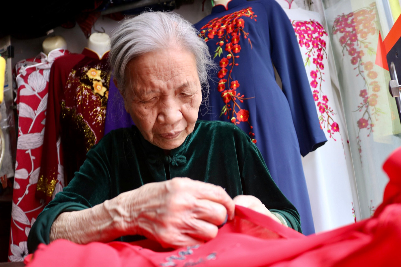 Cho đến hiện tại, bà Quyến vẫn giữ cho mình lối khâu tay truyền thống chứ ít khi dùng đến máy may: "Tay khâu như chúng tôi làm phải là tay dọc chứ không tay ngang. Kỹ thuật khâu được truyền từ đời các cụ nên chúng tôi cứ thế mà khâu. Bây giờ, người ta chuộng may máy bởi nó nhanh nhưng đường may sẽ cứng. Ở đây chúng tôi vẫn giữ lối may tay, biết là sẽ lâu hơn nhưng đường may sẽ mềm mại và mình định liệu được 2 tà áo. May tay khi mặc áo vào thì tà áo nó khép, đưa tà vào nhưng nếu may máy thì sẽ bai, không thể đẹp bằng áo khâu tay". Cho đến hiện tại, bà Quyến vẫn giữ cho mình lối khâu tay truyền thống chứ ít khi dùng đến máy may: "Tay khâu như chúng tôi làm phải là tay dọc chứ không tay ngang. Kỹ thuật khâu được truyền từ đời các cụ nên chúng tôi cứ thế mà khâu. Bây giờ, người ta chuộng may máy bởi nó nhanh nhưng đường may sẽ cứng. Ở đây chúng tôi vẫn giữ lối may tay, biết là sẽ lâu hơn nhưng đường may sẽ mềm mại và mình định liệu được 2 tà áo. May tay khi mặc áo vào thì tà áo nó khép, đưa tà vào nhưng nếu may máy thì sẽ bai, không thể đẹp bằng áo khâu tay".