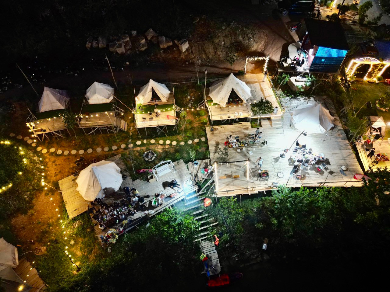 Về đêm tại hồ Đồng Đò lung linh những ánh đèn tạo nên khung cảnh lãng mạn, nhiều nhóm khách lựa chọn ở qua đêm để tận hưởng trọn vẹn bầu không khí nơi đây.