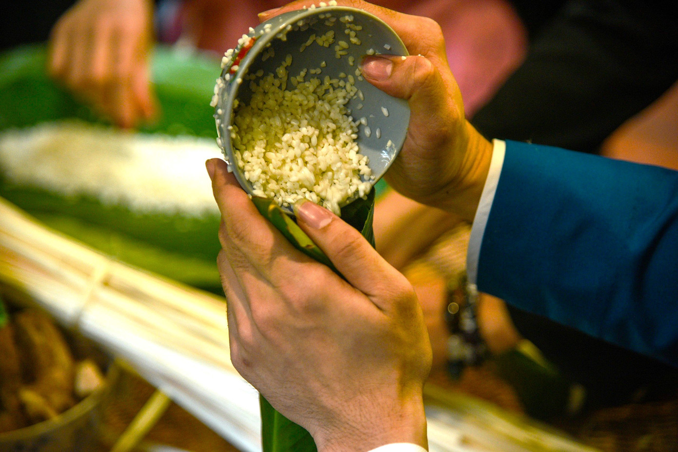 Quy trình làm ra một chiếc bánh chưng được những người thực hiện thể hiện một cách chậm rãi để người xem có thể kịp nhìn.