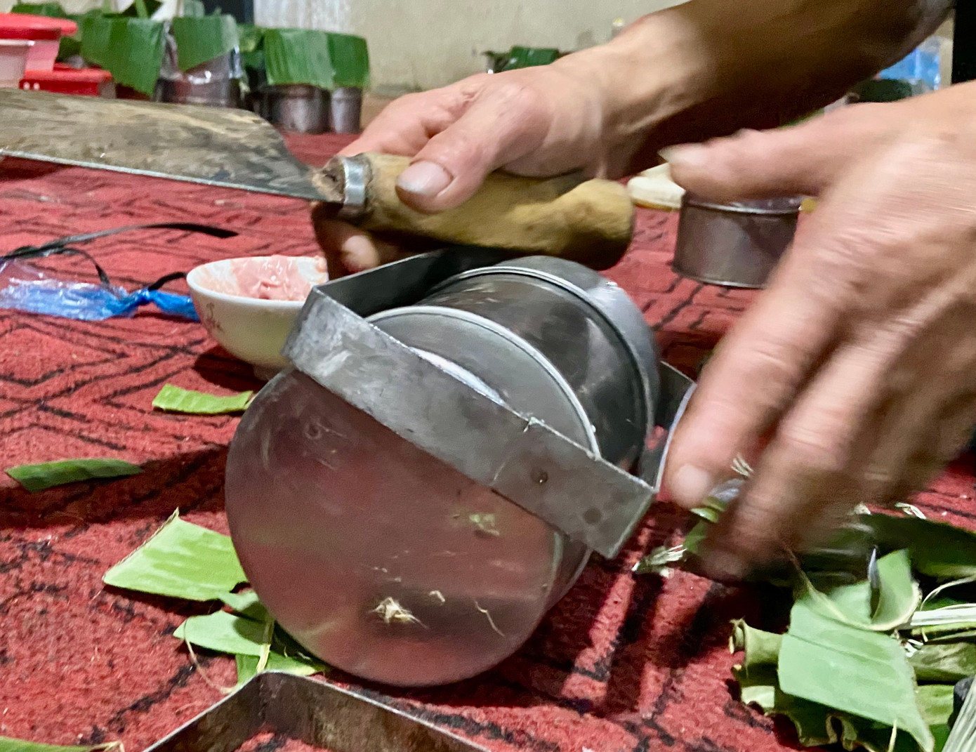 Ông Thụ cho biết: "Vào dịp Tết, mỗi đêm gia đình tôi mổ khoảng 4-5 con lợn, mỗi con nặng khoảng 4-5 tạ. Trung bình một đêm làm được khoảng 200 - 300 cái giò cả loại giò nạc và giò trộn (trộn bì hoặc trộn tai) nhưng vẫn không kịp đi đơn cho khách đặt". Ông Thụ cho biết: "Vào dịp Tết, mỗi đêm gia đình tôi mổ khoảng 4-5 con lợn, mỗi con nặng khoảng 4-5 tạ. Trung bình một đêm làm được khoảng 200 - 300 cái giò cả loại giò nạc và giò trộn (trộn bì hoặc trộn tai) nhưng vẫn không kịp đi đơn cho khách đặt".