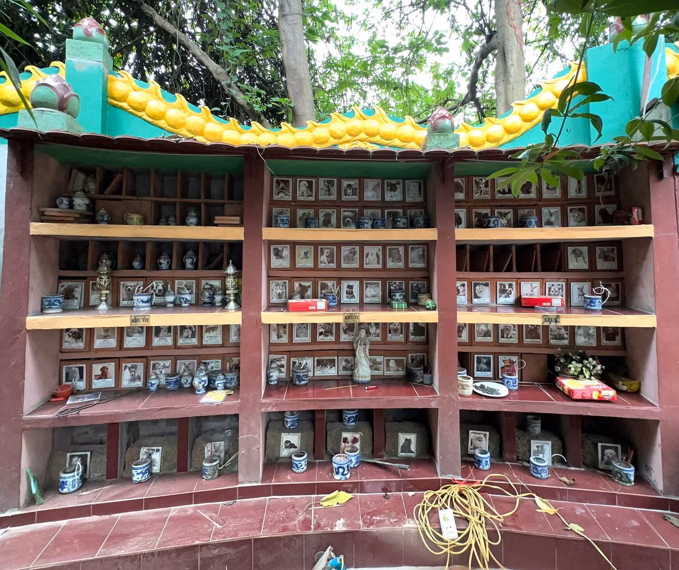 Khuôn viên nơi đây luôn được dọn dẹp thường xuyên. Khuôn viên nơi đây luôn được dọn dẹp thường xuyên.