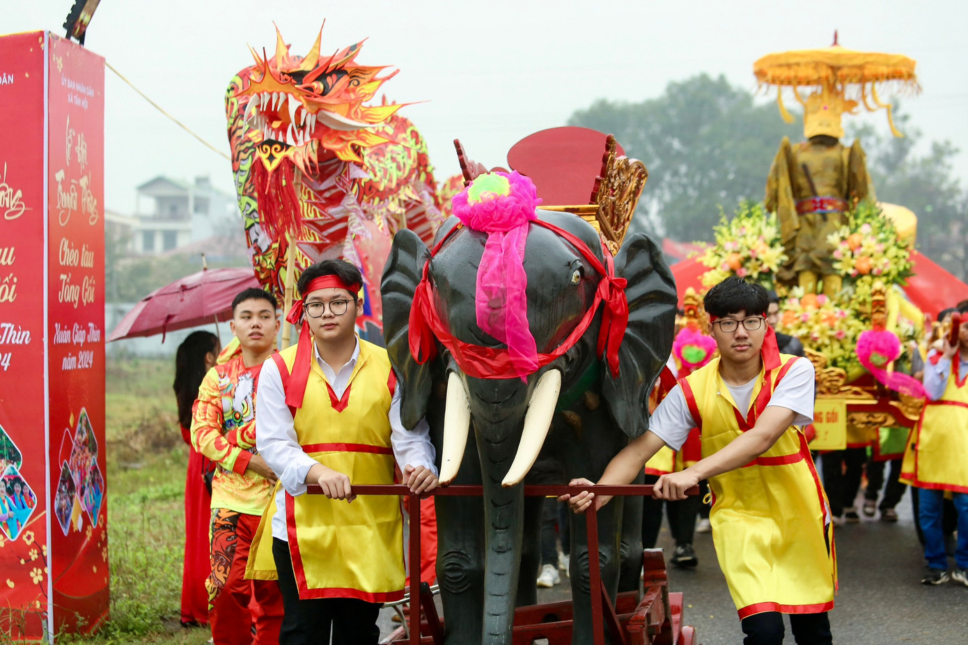 Rước voi tại lễ hội.