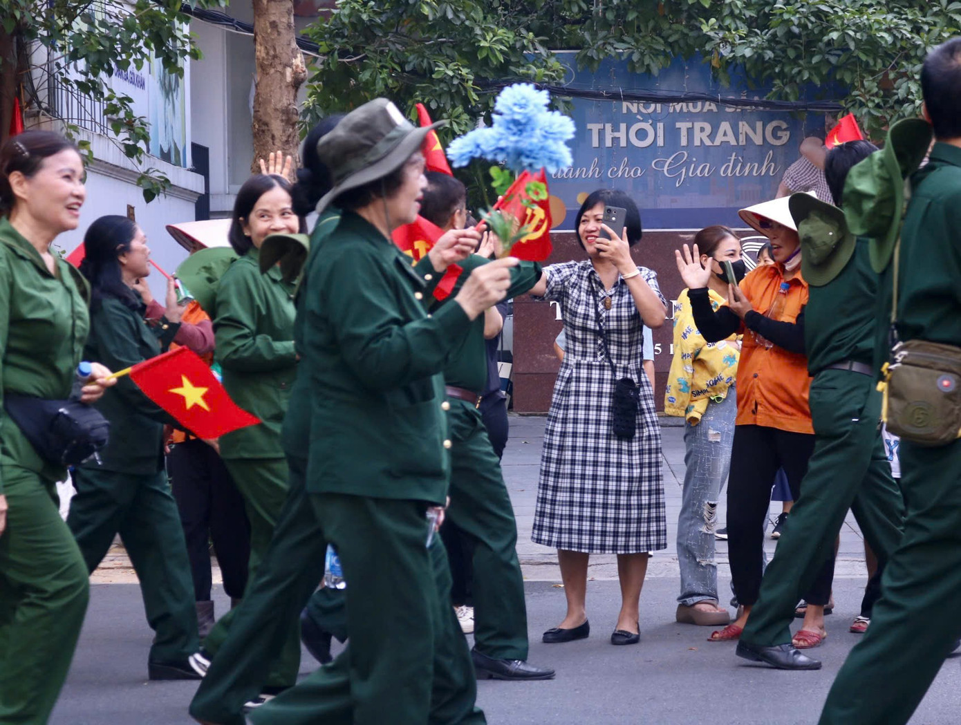 Nhiều người dân háo hức xuống đường để chờ đoàn diễu hành đi qua, trao cho nhau những cái nắm tay thân tình.