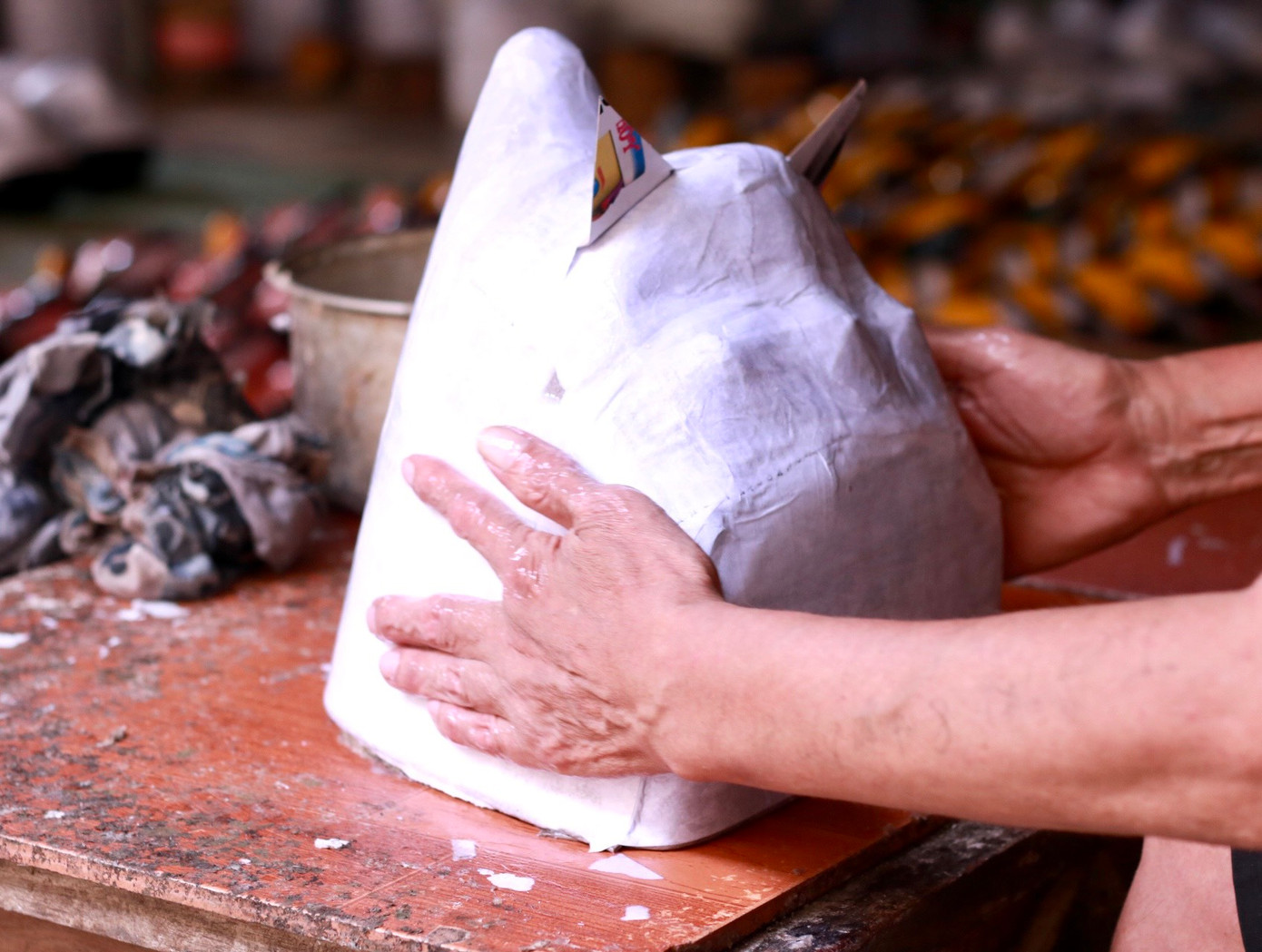 Để làm nên một sản phẩm đồ chơi dân gian truyền thống, mỗi người thợ thủ công đều phải trải qua nhiều công đoạn khác nhau. Nguyên liệu chính để sản xuất là giấy tổng hợp (giấy học sinh, giấy thiết kế...), những loại giấy này đa phần đã qua sử dụng.