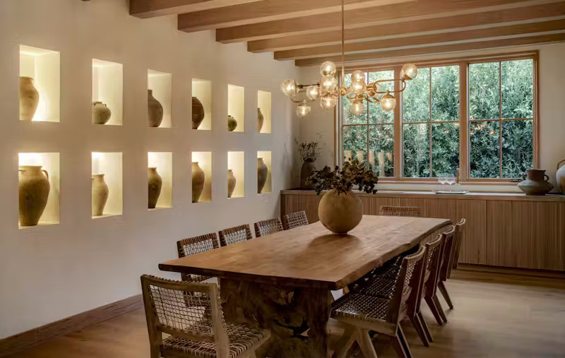 Khu vực phòng ăn nối với bếp được bài trí đơn giản; loạt nội thất có chất liệu thiên nhiên thân thuộc tạo cảm giác gần gũi. Đặc biệt đây cũng là không gian trưng bày những sản phẩm gốm yêu thích mà gia chủ sưu tầm được.