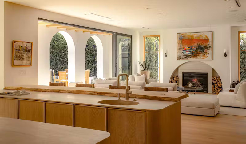 Nhà bếp ấm áp, là trái tim của không gian sống với hai đảo bếp, mặt bàn đá thủ công và thiết bị Thermador được kết hợp khéo léo với nhau.