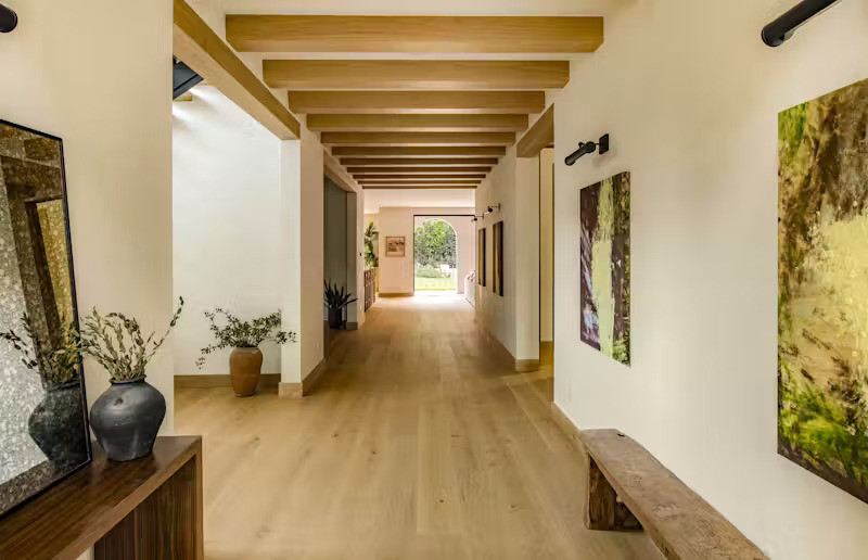 Hành lang nối liền ra khu vườn sau.