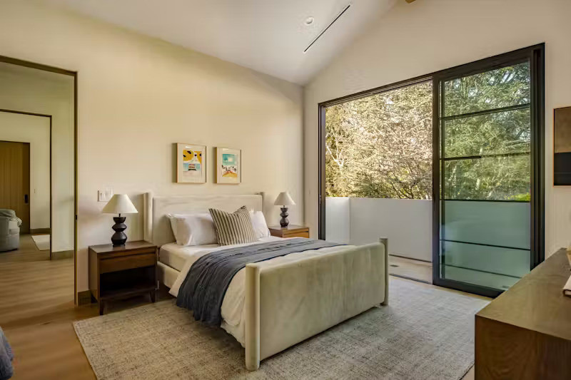 Các phòng ngủ phụ trên tầng 2 được thiết kế tối giản với điểm nhấn là hệ cửa kính lớn đón ánh sáng. Ban công riêng kéo dài toàn bộ căn phòng mang đến những khoảng lặng riêng cho gia chủ.