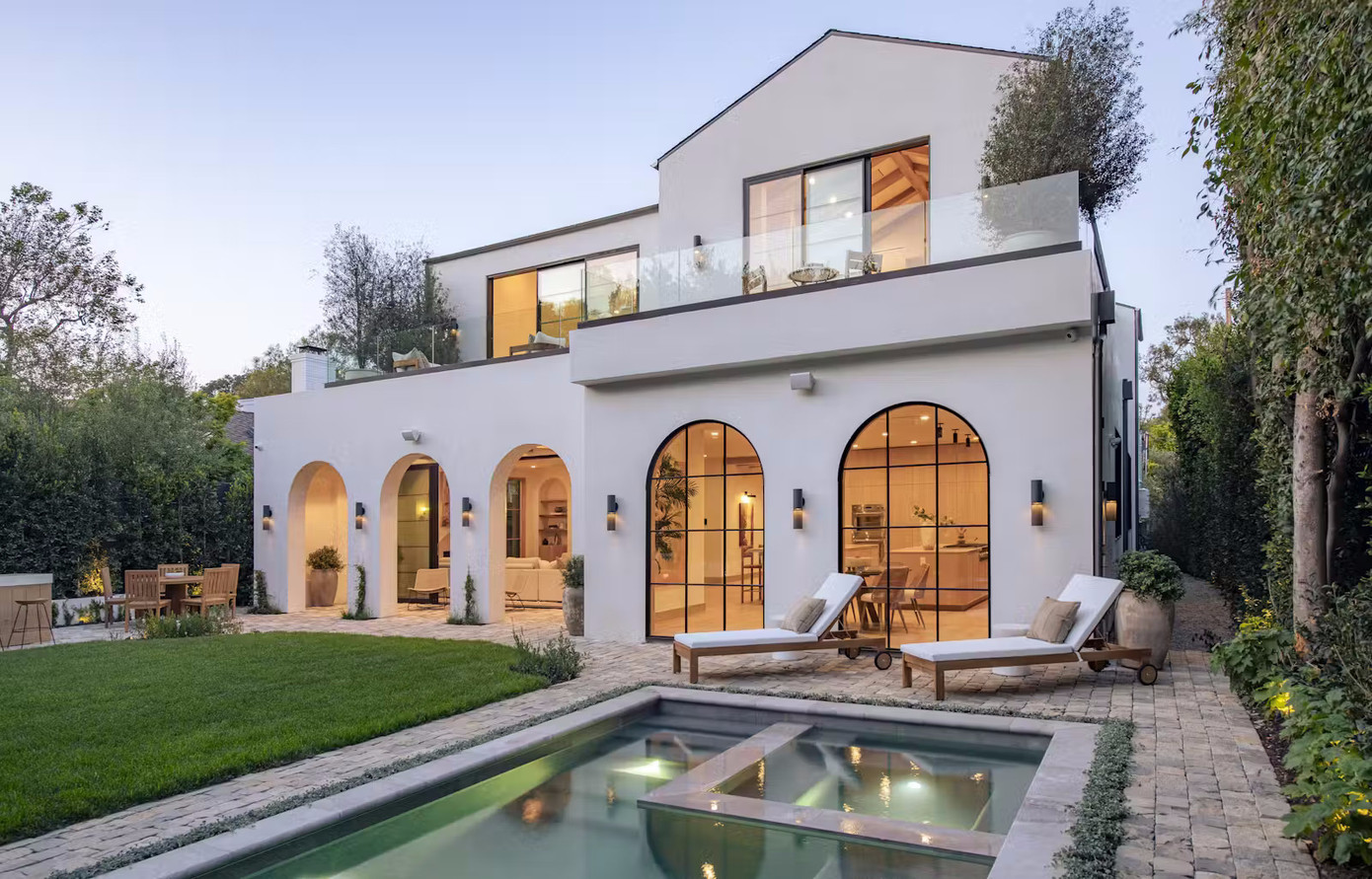 Dưới bàn tay tài hoa của kiến trúc sư, ngôi nhà hiện lên với vẻ đẹp thanh lịch pha trộn giữa cổ điển và đương đại. Những vòm cửa mềm mại, cầu thang gỗ lơ lửng như điêu khắc..., tất cả cùng tạo nên một không gian mang hơi thở di sản nhưng vẫn đậm chất hiện đại.