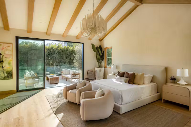 Phòng ngủ chính là nơi nghỉ ngơi, thư giãn đầy tinh tế. Với vòm trần cao, lò sưởi đá và phòng tắm mang dáng dấp spa, nơi đây là chốn về lý tưởng cho những ai tìm kiếm sự yên tĩnh giữa nhịp sống hiện đại.