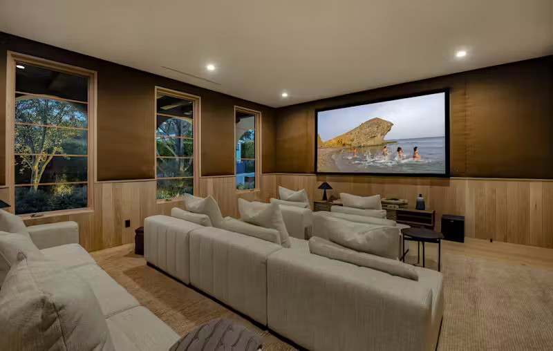 Không chỉ đẹp, ngôi nhà tiện nghi bậc nhất với hệ thống thiết bị thông minh, rạp chiếu phim tại gia, phòng làm việc và 5 phòng ngủ khép kín.