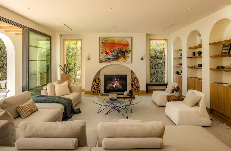 Tường thạch cao được trát thủ công. Hệ tủ đặt làm riêng và các lớp vật liệu giàu truyền thống và vẻ đẹp sang trọng.