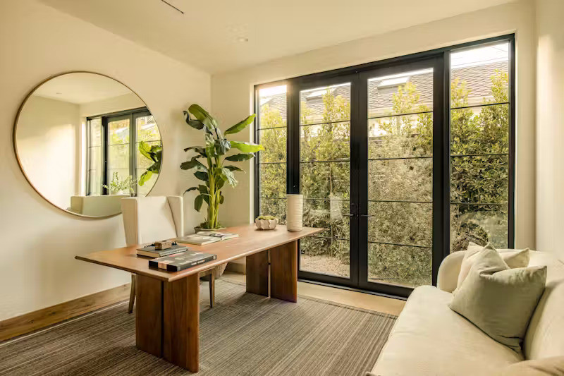 Phòng làm việc được thiết kế nối liền với không gian xanh bên ngoài, vừa tạo sự thoải mái vừa tận dụng được tối đa ánh sáng tự nhiên vào ban ngày.