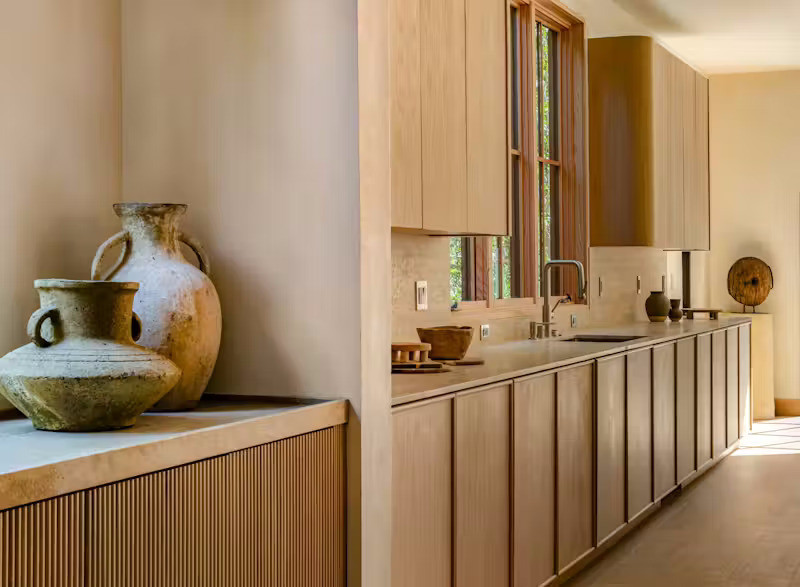 Hệ thống tủ kéo dài từ phòng bếp sang phòng ăn.