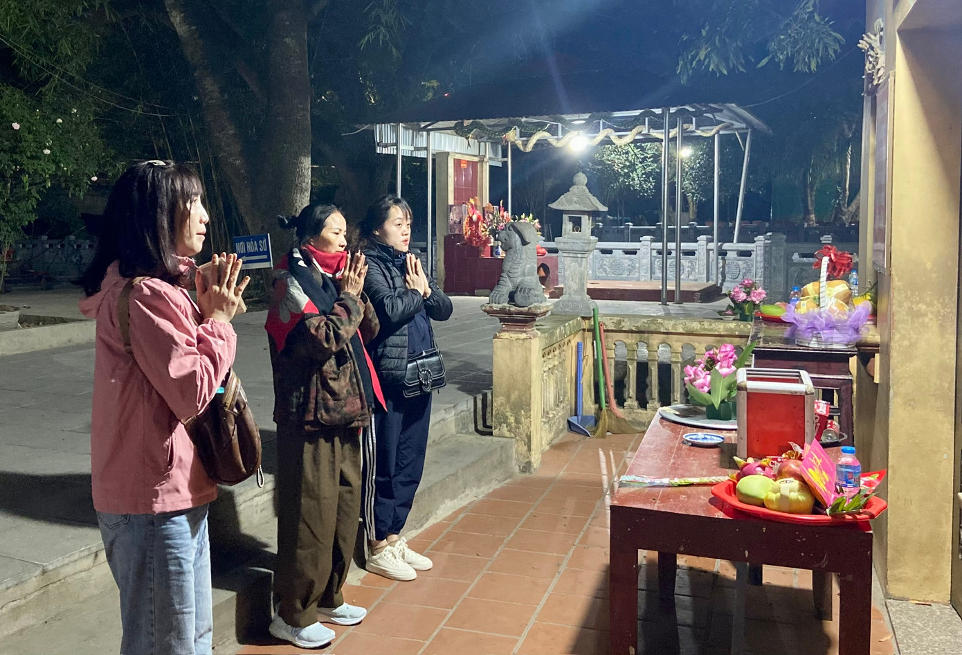 Anh Phạm Văn Tuấn - bảo vệ đền Sòng - cho biết: "Ngoài Tết, nhu cầu đi lễ của người dân tăng cao, lượt khách đến chủ yếu vào ban ngày, ban đêm cũng có nhưng ít hơn. Hàng năm, lượng khách đến lễ chùa đầu năm thường đông từ khoảng Mùng 1 đến hết tháng Giêng".