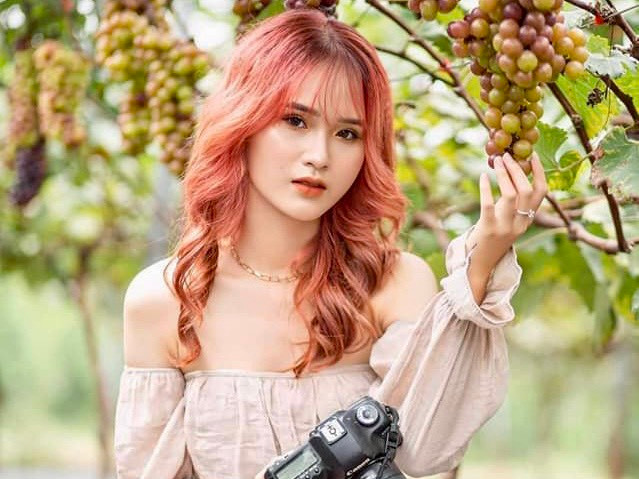 Bạn Phương Việt Nga (Cầu Giấy, Hà Nội) chia sẻ: &quot;Mình với bạn di chuyển từ Cầu Giấy đến đây khoảng 30 phút. Do mấy ngày gần đây nắng nóng, nên 3 giờ chúng mình mới bắt đầu đi, đến đây trời cũng dịu hơn và ở các dãy nho còn có mái che nên chúng mình tha hồ chụp hình, sống ảo&quot;.