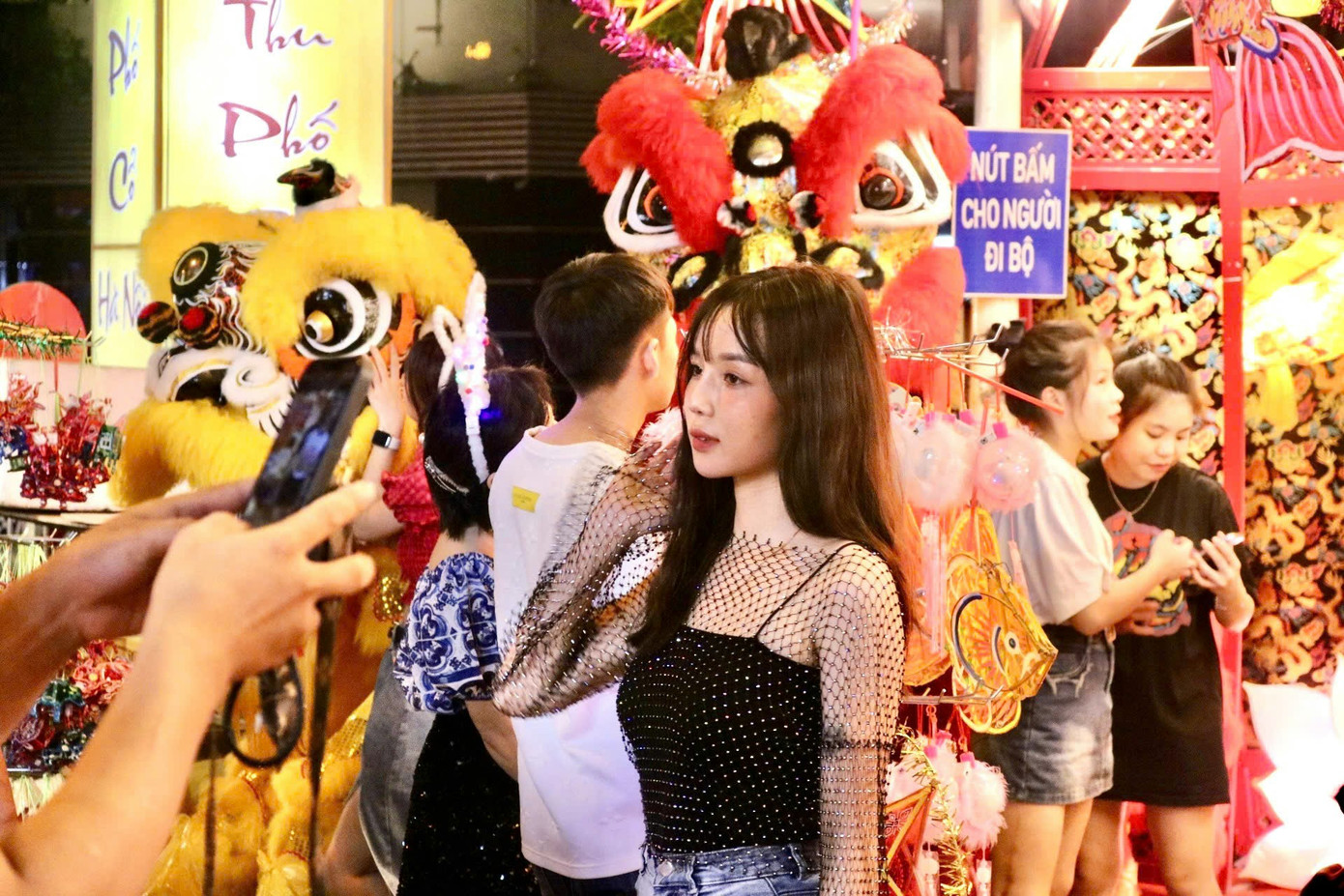 Con phố Hàng Mã mới vài ngày trước còn xác xơ do ảnh hưởng bởi cơn bão số 3 nhưng nay đã sớm khôi phục lại diện mạo sầm uất vốn có.