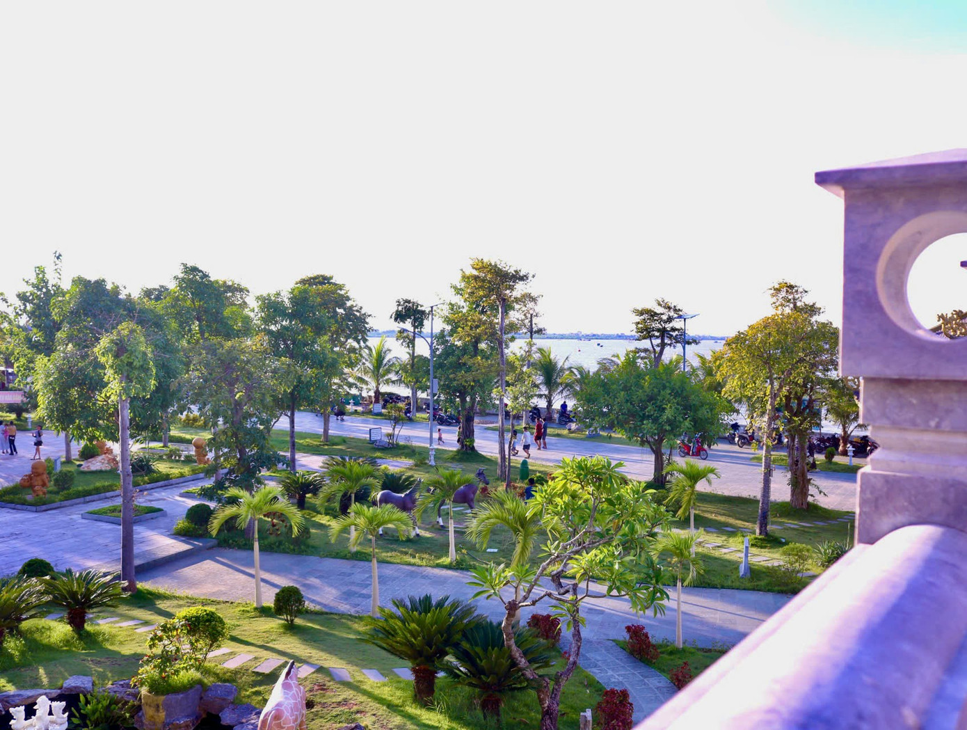 Chùa Bụt có thế "tựa sơn đạp thủy" tức là lưng tựa núi, mặt hướng biển nên có quang cảnh rất thoáng đãng. Nhờ đó chùa Bụt mang vẻ đẹp độc đáo với phong cảnh hùng vĩ, phía sau là chân núi Hòn Bò, phía trước hướng ra cửa biển Lạch Trường.