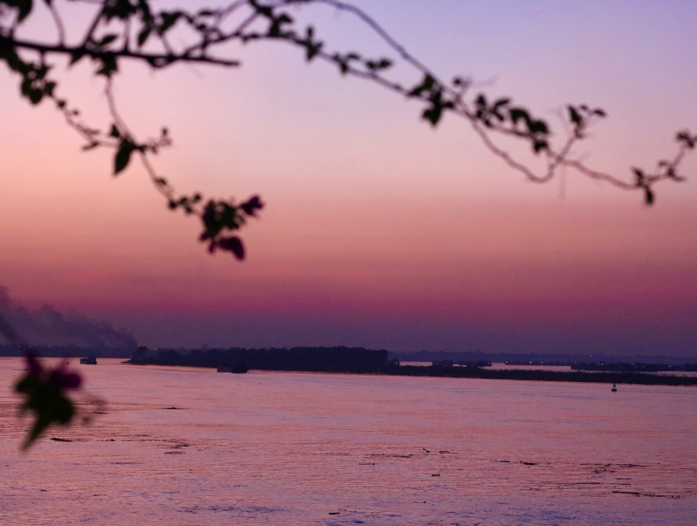 Vào mùa này, trời tối nhanh hơn mùa hè nhưng lại là khoảng thời gian lý tưởng nhất để đến đây ngắm hoàng hôn, tận hưởng bầu không khí giao mùa mát mẻ, trong lành.