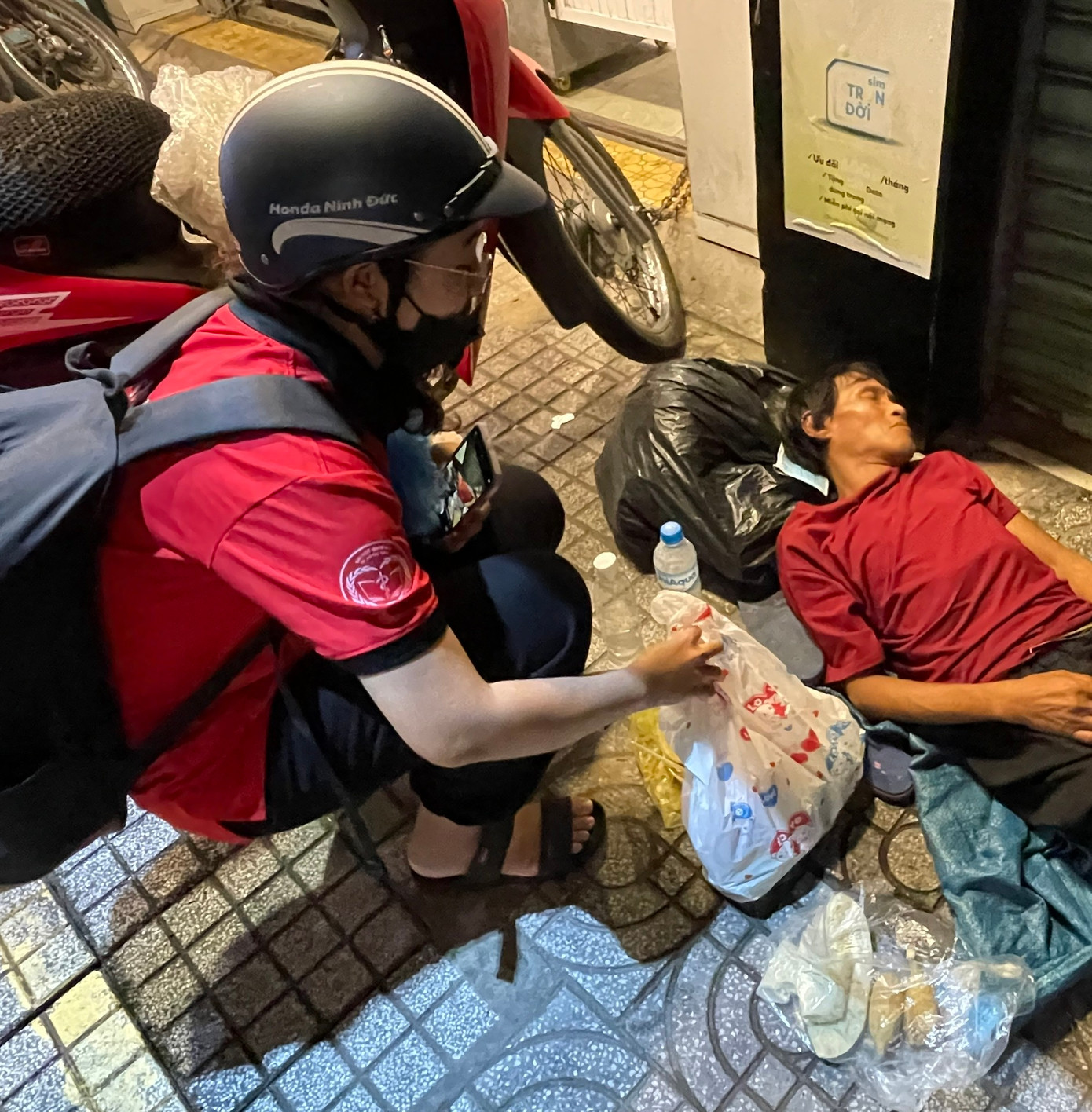 Nhẹ nhàng đặt phần cơm cho những người đang say giấc sau một ngày mệt mỏi