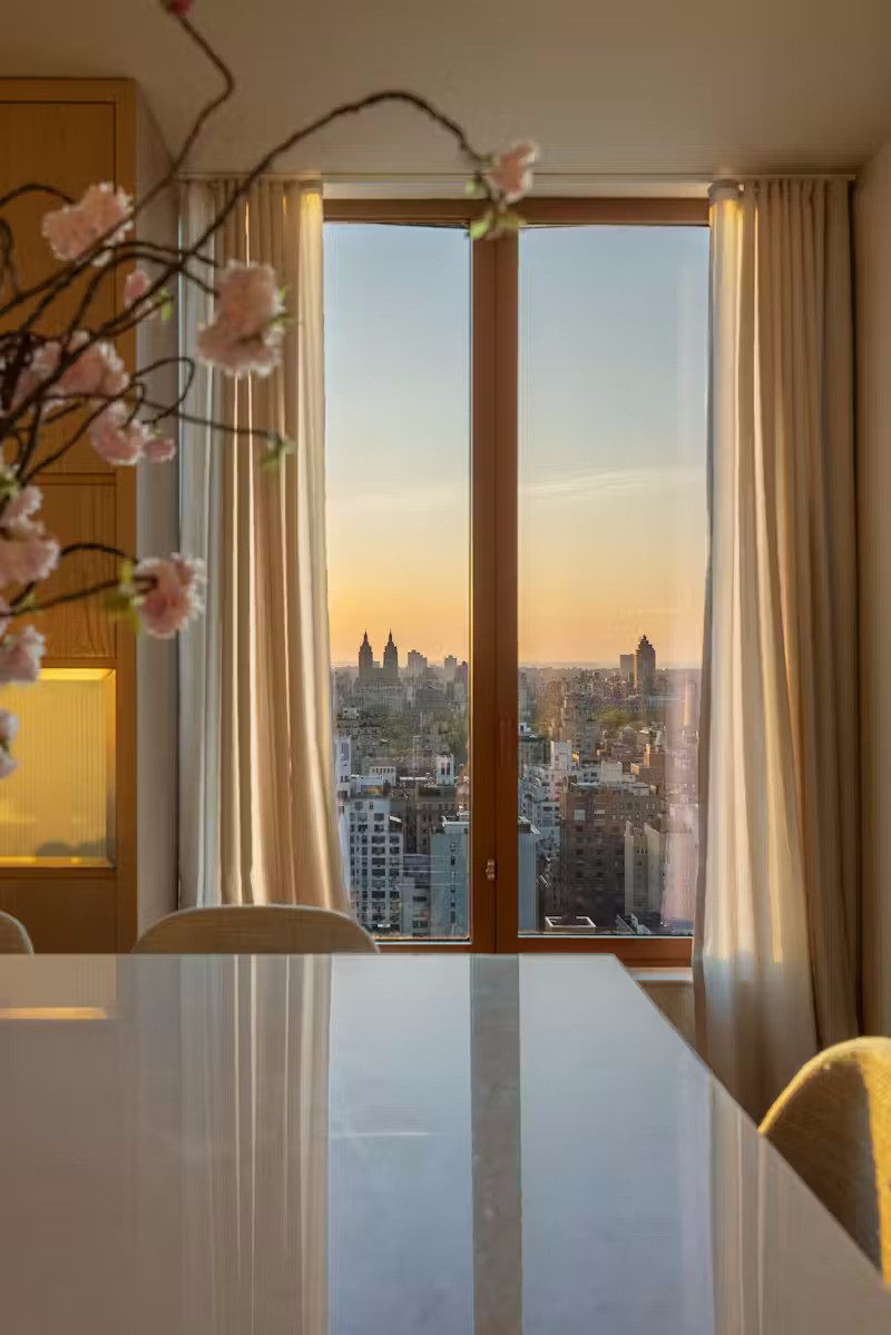 Quang cảnh từ bếp nhìn ra công viên trung tâm lúc hoàng hôn.