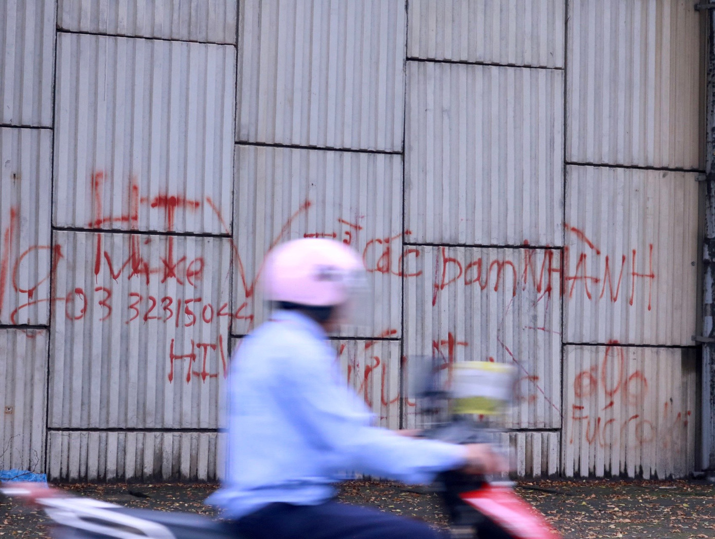 Ngoài việc tận dụng khoảng tường trống dưới chân vành đai 2 để "vẽ nghệ thuật" thì nơi đây cũng được nhiều cá nhân xem như biển quảng cáo rao vặt cho cơ sở kinh doanh của mình.