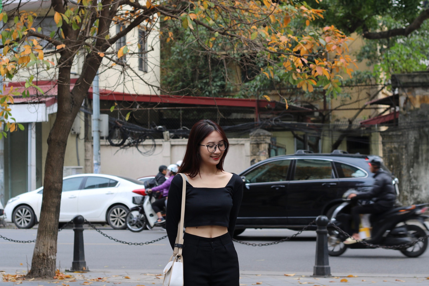 Bạn Hoàng Ngọc Hà ở Cầu Giấy cho biết: "Hôm qua mình lướt Facebook, thấy có bạn check-in ở đây đẹp quá, cảnh trông như trời Âu vậy nên hôm nay mình phải gọi ngay đứa bạn chạy qua đây để chụp." - Ảnh: Lâm Thùy Dương