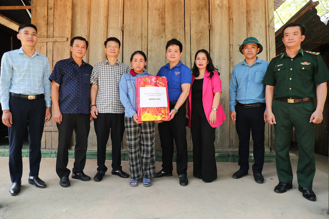 Nhiều phần quà được trao đến tay các bạn trẻ và hộ gia đình có hoàn cảnh khó khăn tại bản Trung Sơn. Nhiều phần quà được trao đến tay các bạn trẻ và hộ gia đình có hoàn cảnh khó khăn tại bản Trung Sơn.