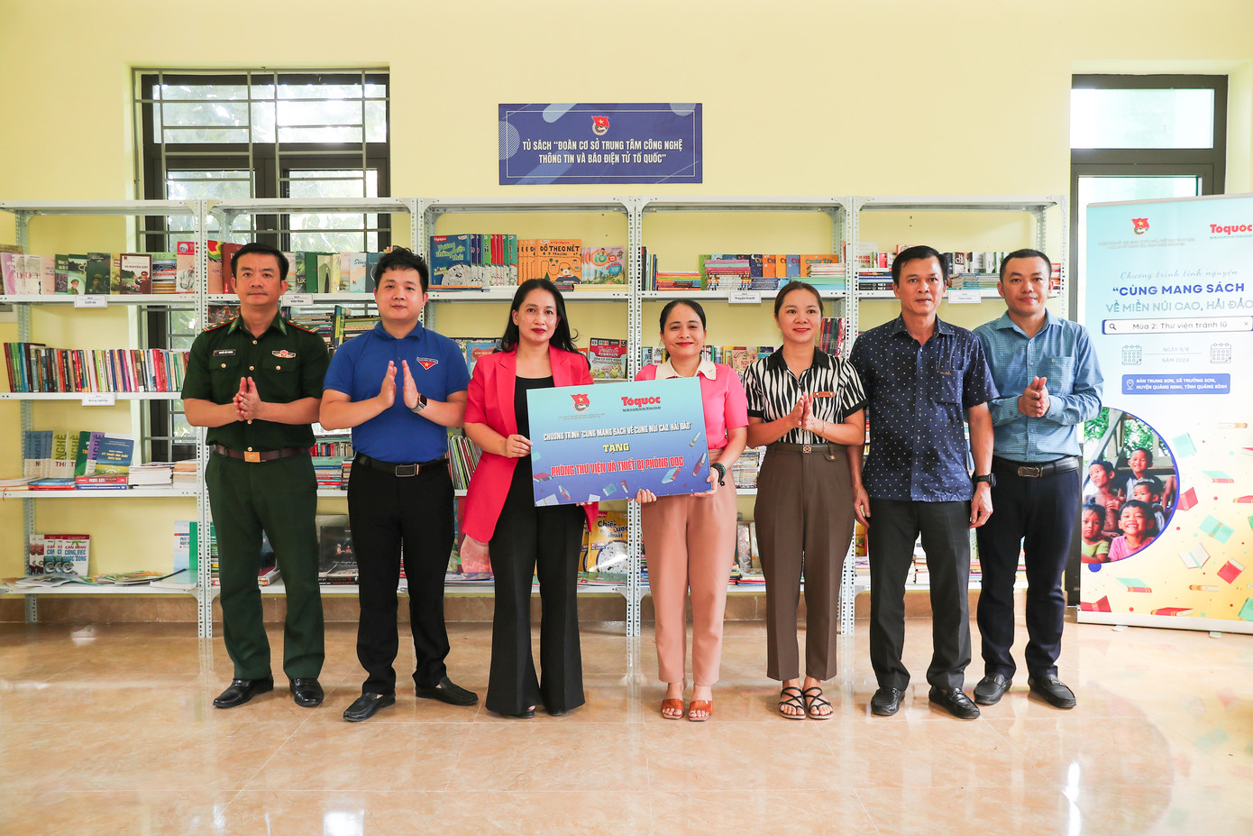 Nhiều phần quà được trao đến tay các bạn trẻ và hộ gia đình có hoàn cảnh khó khăn tại bản Trung Sơn. Nhiều phần quà được trao đến tay các bạn trẻ và hộ gia đình có hoàn cảnh khó khăn tại bản Trung Sơn.