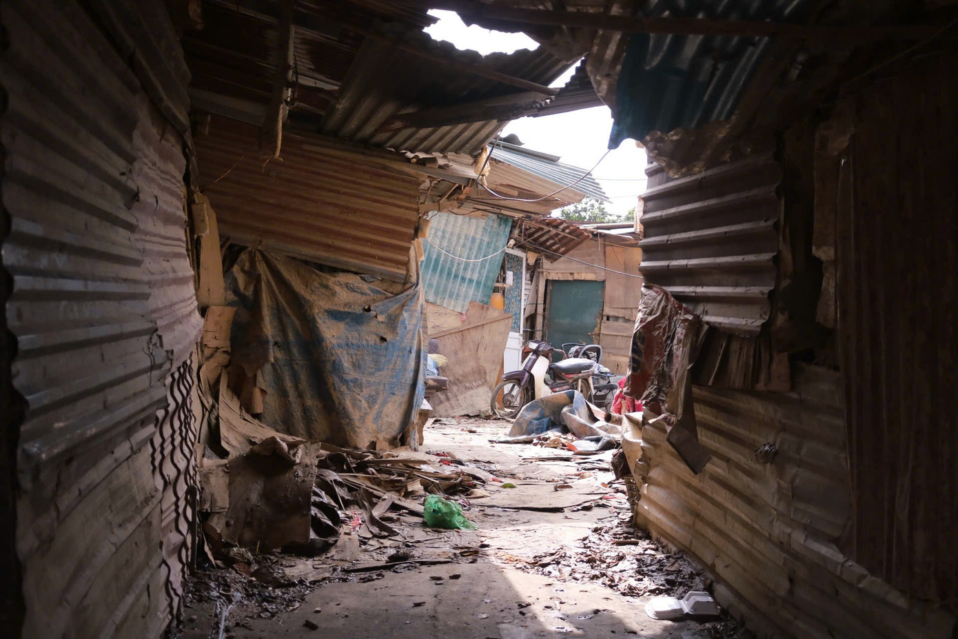 Tại đây, đa phần là những người lao động tự do, thu nhập thấp, không ổn định nên không có tiền tích lũy. Đồ đạc hư hỏng cũng không dám bỏ đi mà mua cái mới, họ tận dụng từng mảnh vải, khúc củi cho cuộc sống thường nhật của mình. Tại đây, đa phần là những người lao động tự do, thu nhập thấp, không ổn định nên không có tiền tích lũy. Đồ đạc hư hỏng cũng không dám bỏ đi mà mua cái mới, họ tận dụng từng mảnh vải, khúc củi cho cuộc sống thường nhật của mình.