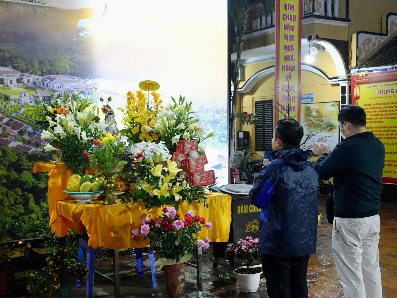 Năm nay, lễ cầu an không tập trung đông đúc người như trước. Năm nay, lễ cầu an không tập trung đông đúc người như trước.