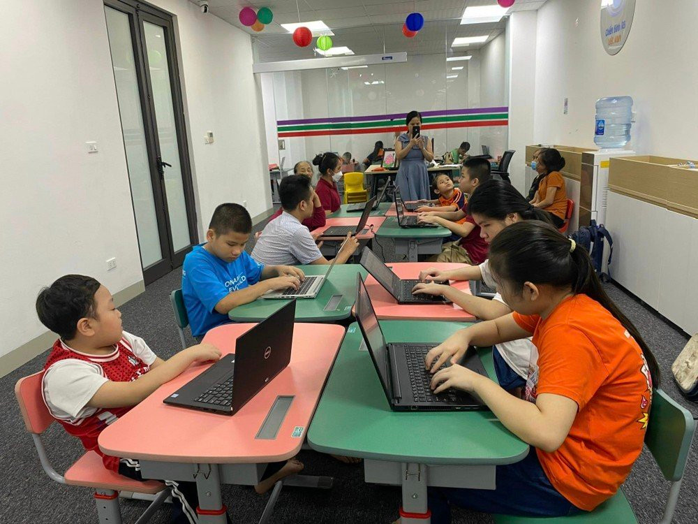 Các bạn nhỏ trong câu lạc bộ trẻ khiếm thị của cộng đồng u nguyên bào võng mạc tại lớp học. Các bạn nhỏ trong câu lạc bộ trẻ khiếm thị của cộng đồng u nguyên bào võng mạc tại lớp học.