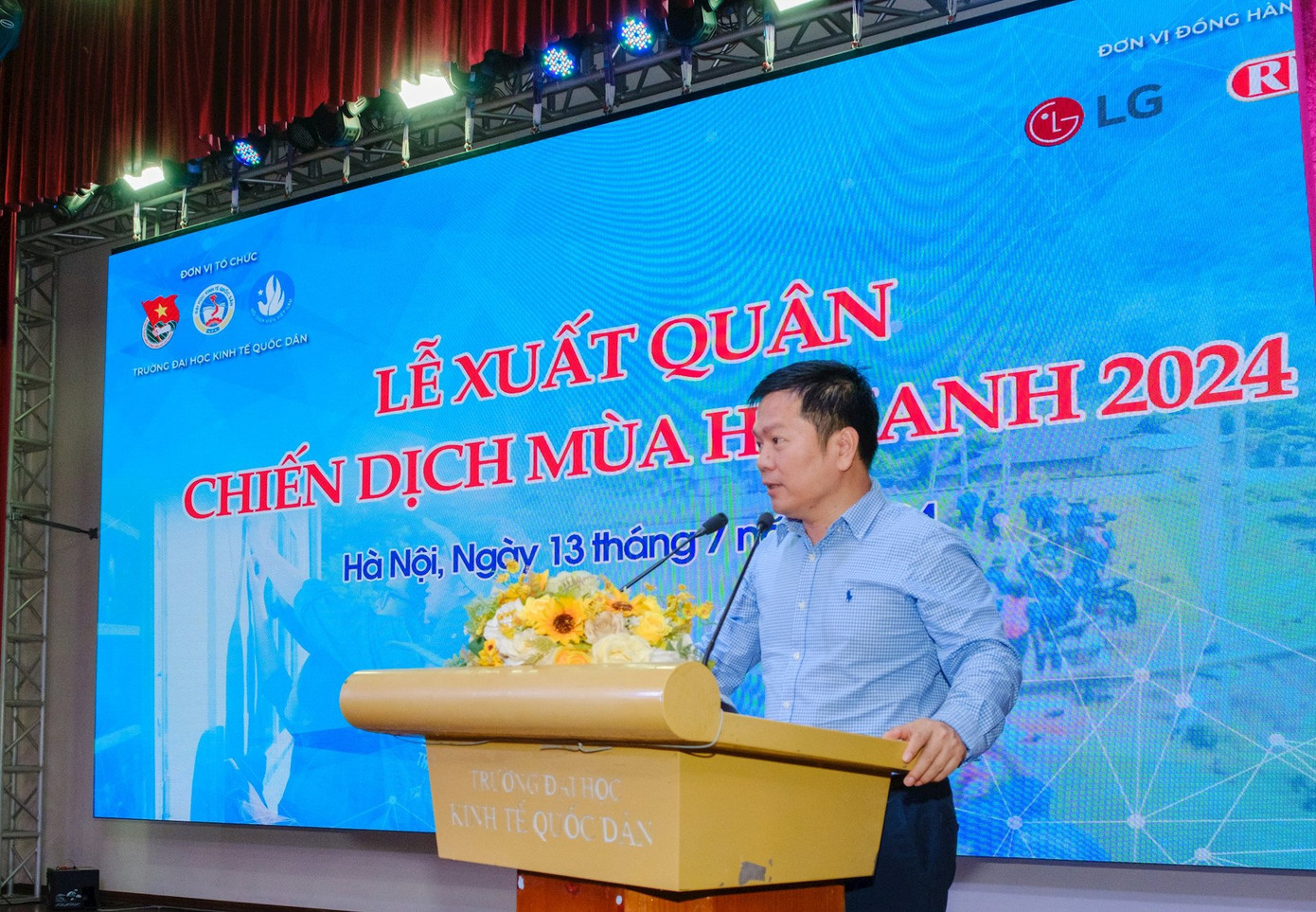 PGS.TS Nguyễn Thành Hiếu - Phó Hiệu trưởng Trường Đại học Kinh tế Quốc dân phát biểu khai mạc lễ ra quân chiến dịch mùa hè xanh 2024.