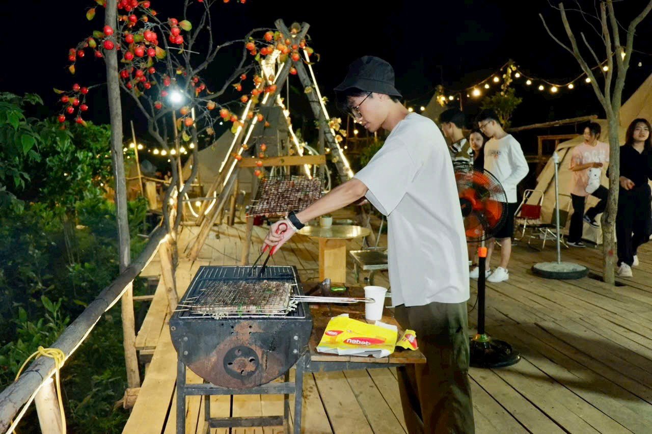 Về đêm tại hồ Đồng Đò lung linh những ánh đèn tạo nên khung cảnh lãng mạn, nhiều nhóm khách lựa chọn ở qua đêm để tận hưởng trọn vẹn bầu không khí nơi đây.